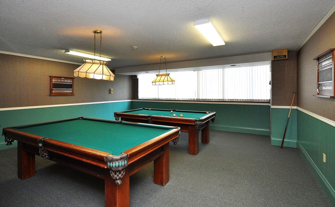 3590-kaneff-cres-mississauga-condos-obelisk-i-billiards-table-room