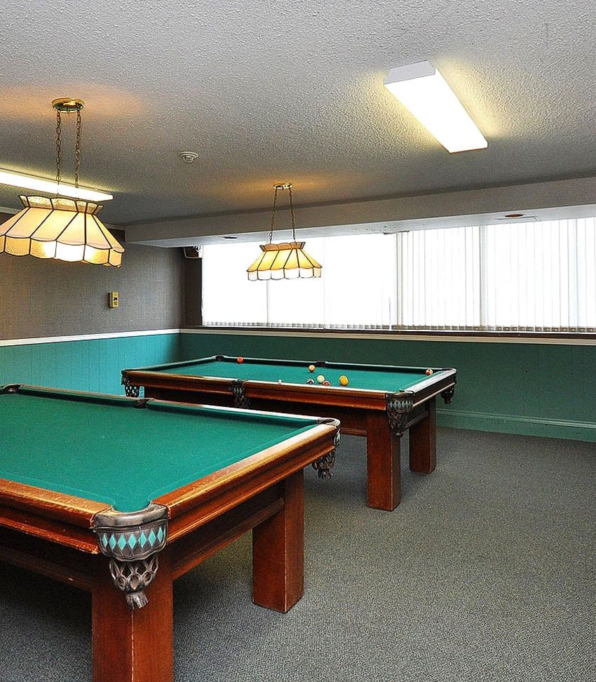 3590-kaneff-cres-mississauga-condos-obelisk-i-billiards-table-room