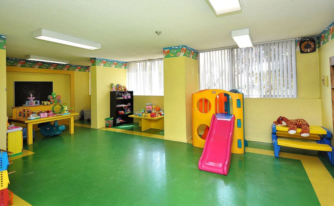 3590-kaneff-cres-mississauga-condos-obelisk-i-childrens-play-room