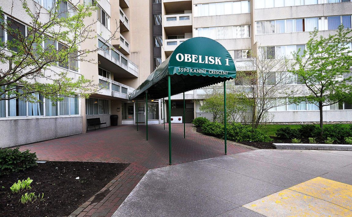 3590-kaneff-cres-mississauga-condos-obelisk-i-front-entrance