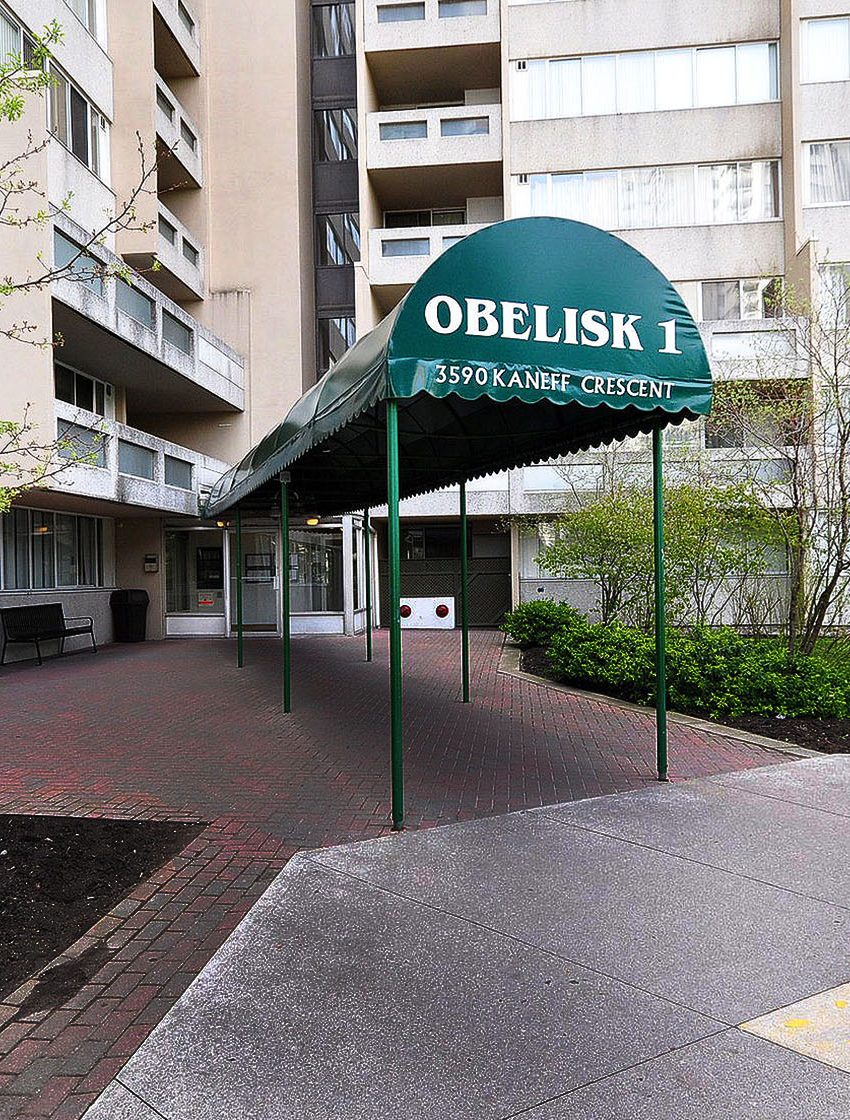 3590-kaneff-cres-mississauga-condos-obelisk-i-front-entrance