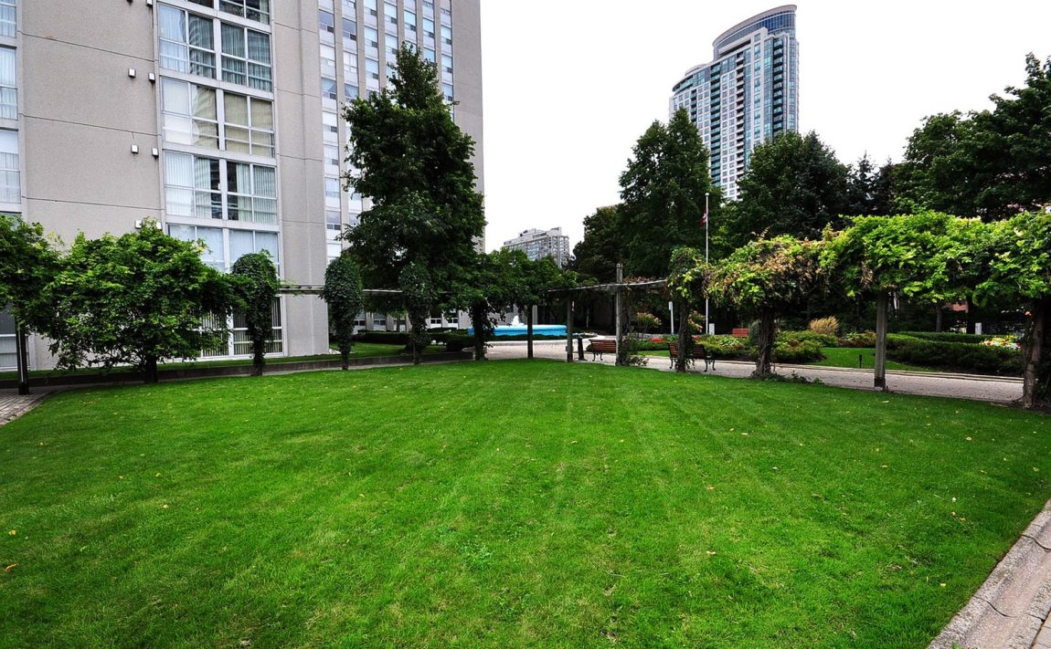 3650-kaneff-cres-mississauga-place-iv-condos-amenities-outdoor-grounds