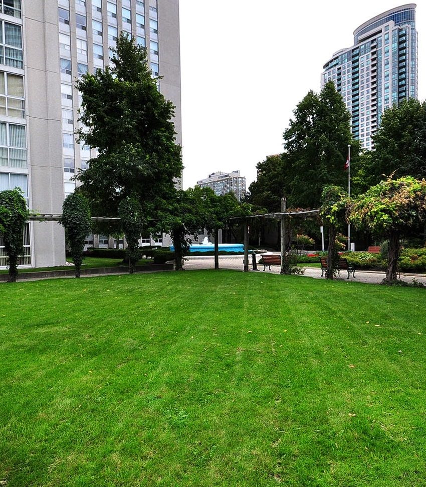 3650-kaneff-cres-mississauga-place-iv-condos-amenities-outdoor-grounds