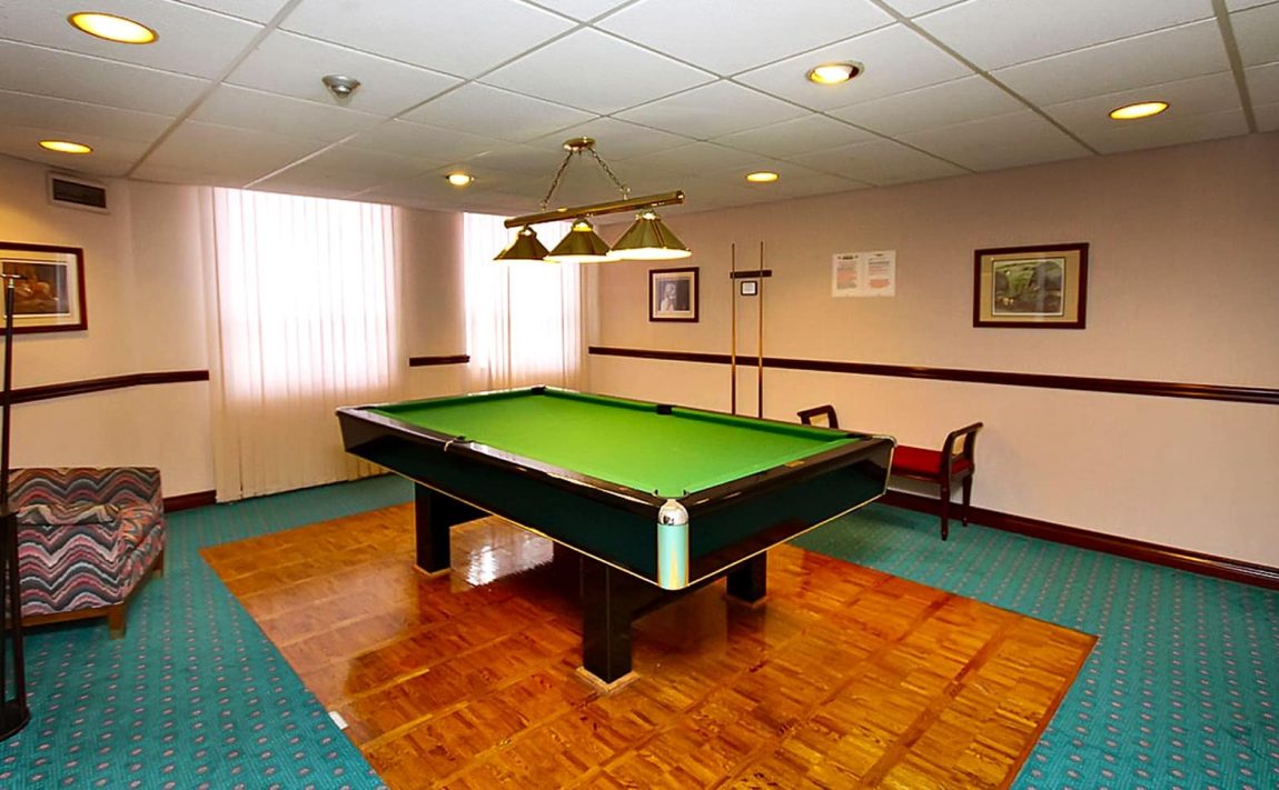 3650-kaneff-cres-mississauga-place-iv-condos-billiards-room