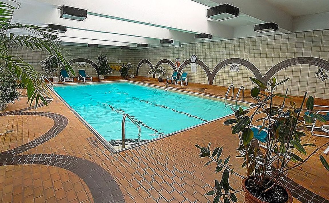 3650-kaneff-cres-mississauga-place-iv-condos-indoor-pool