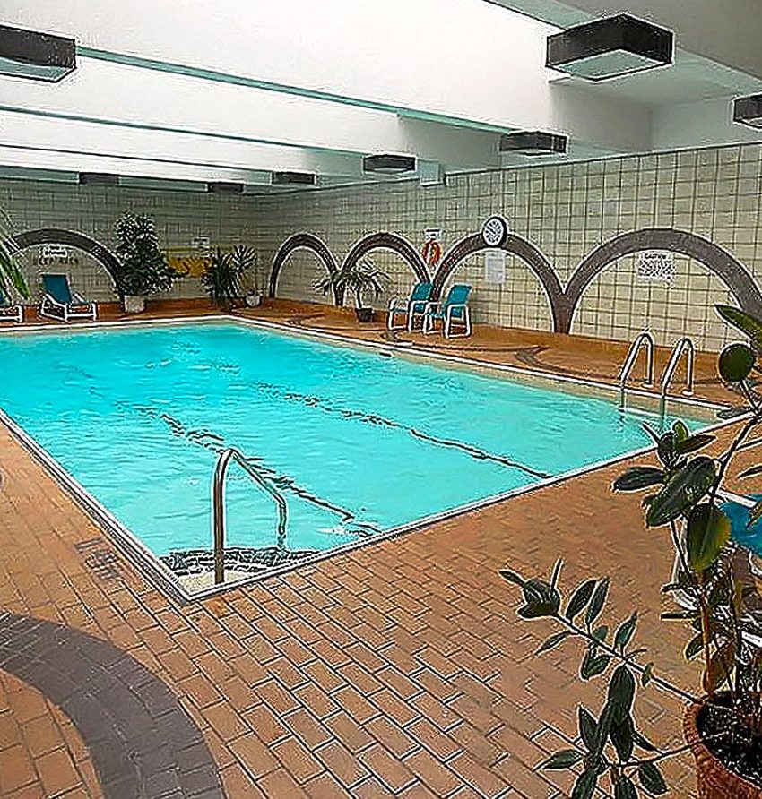 3650-kaneff-cres-mississauga-place-iv-condos-indoor-pool