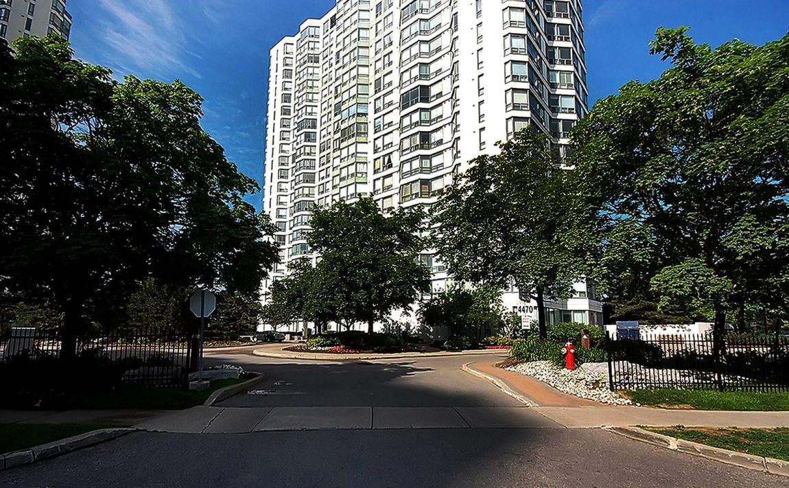 4450-tucana-crt-mississauga-condos-kingsbridge-grand-iii-front-driveway