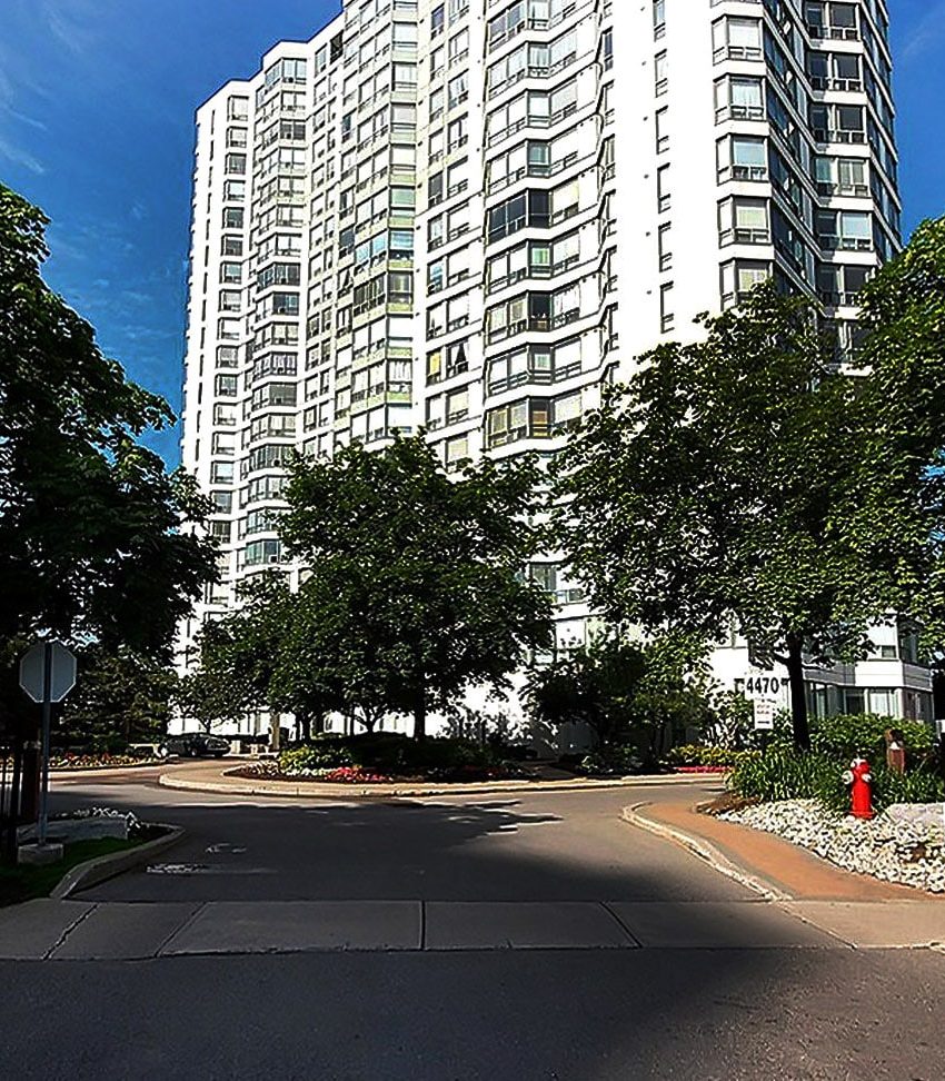 4450-tucana-crt-mississauga-condos-kingsbridge-grand-iii-front-driveway