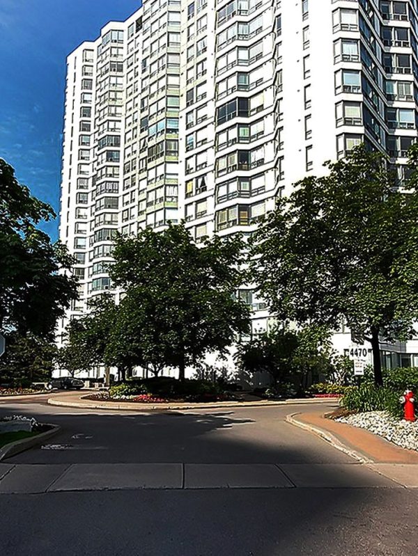 4470-tucana-crt-mississauga-condos-kingsbridge-grand-front-driveway