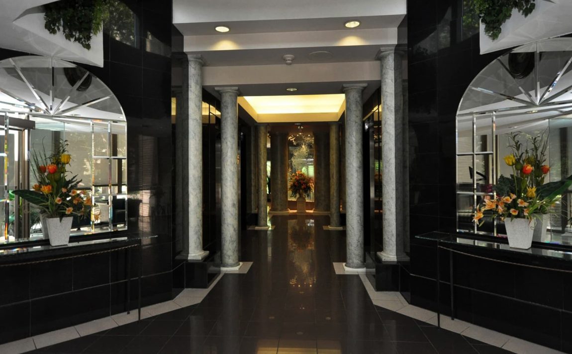 45-kingsbridge-garden-circle-condos-park-mansion-mississauga-concierge-lobby