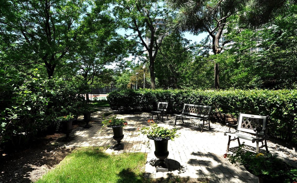 45-kingsbridge-garden-circle-condos-park-mansion-mississauga-outdoor-terrace