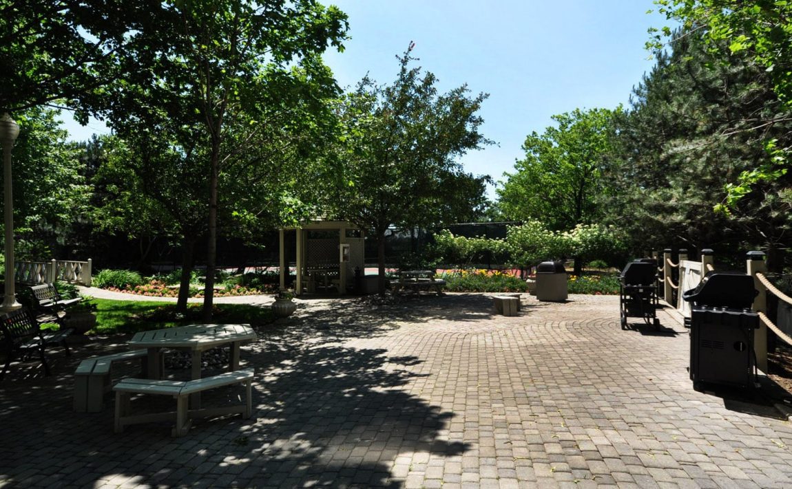 45-kingsbridge-garden-circle-condos-park-mansion-mississauga-terrace-bbq