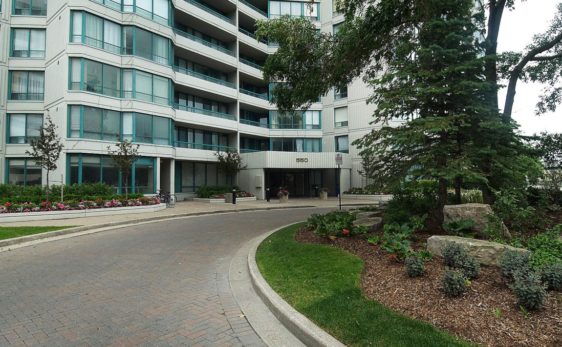 550-webb-dr-condos-phoenix-mississauga-driveway