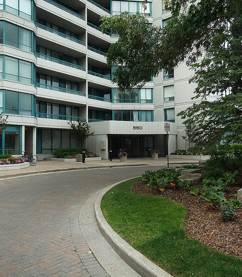 550-webb-dr-condos-phoenix-mississauga-driveway