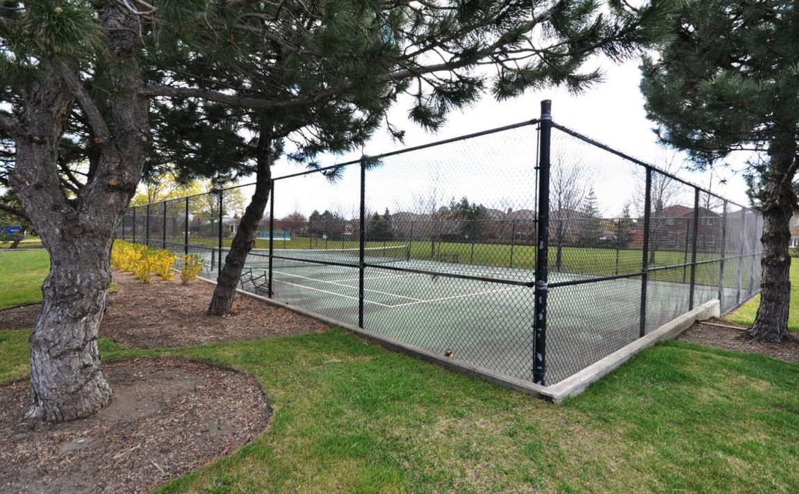 550-webb-dr-condos-phoenix-mississauga-outdoor-tennis-court