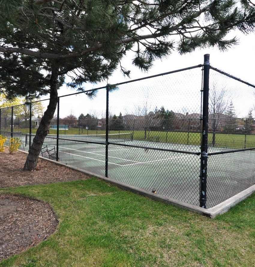 550-webb-dr-condos-phoenix-mississauga-outdoor-tennis-court