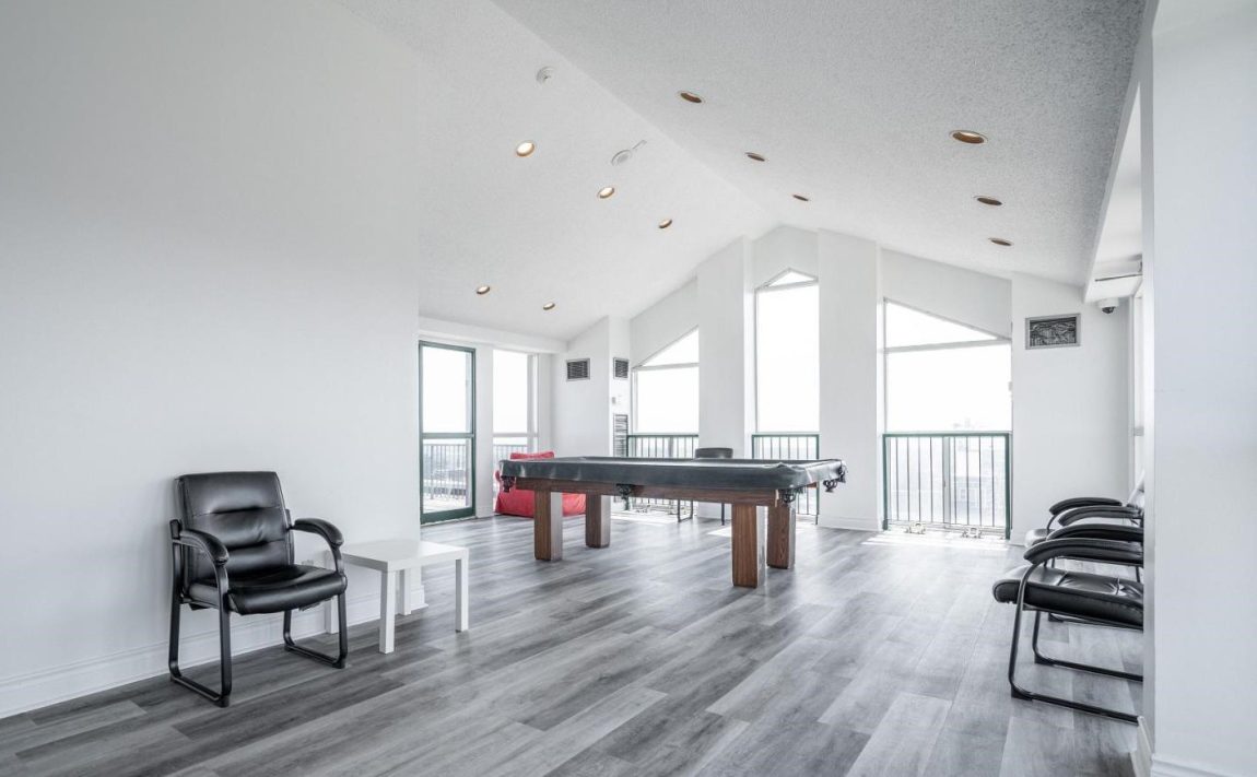 carlyle-ii-115-hillcrest-ave-condos-mississauga-rooftop-games-room