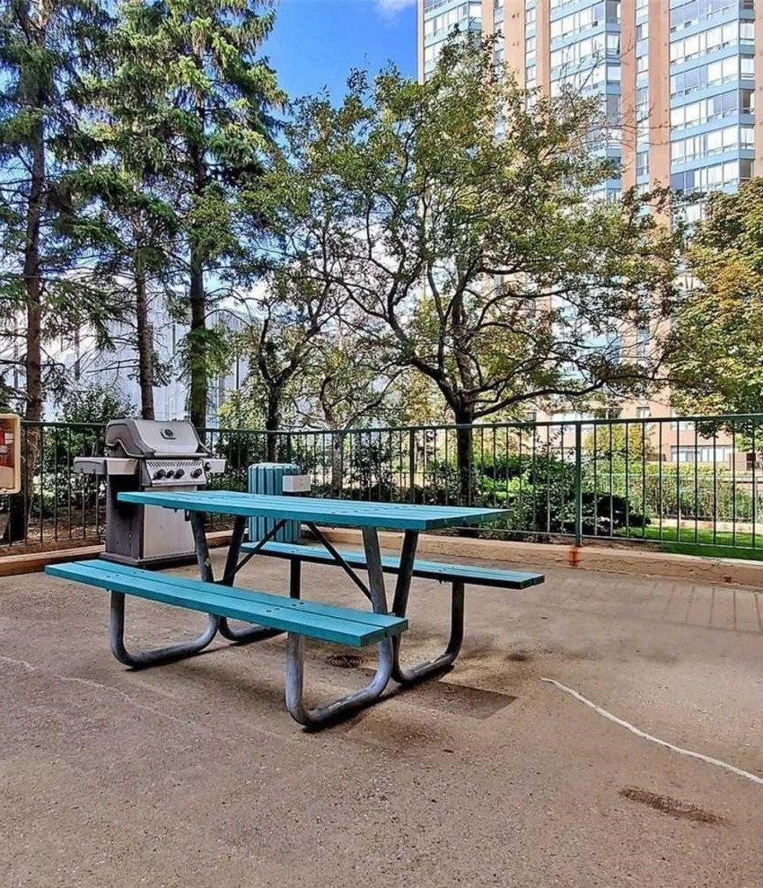 carlyles-145-hillcrest-ave-condos-mississauga-amenities-bbq