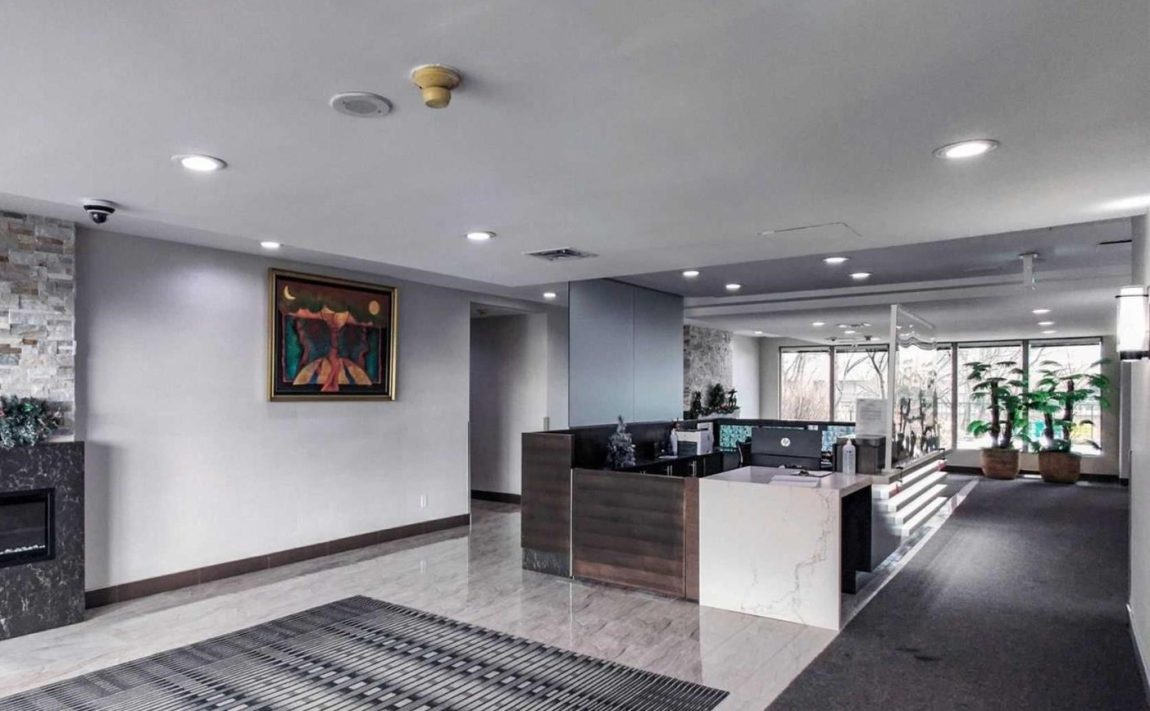 carlyles-145-hillcrest-ave-condos-mississauga-concierge-lobby