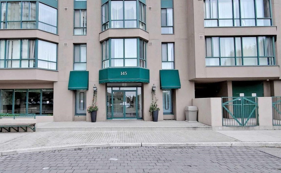 carlyles-145-hillcrest-ave-condos-mississauga-front-entry