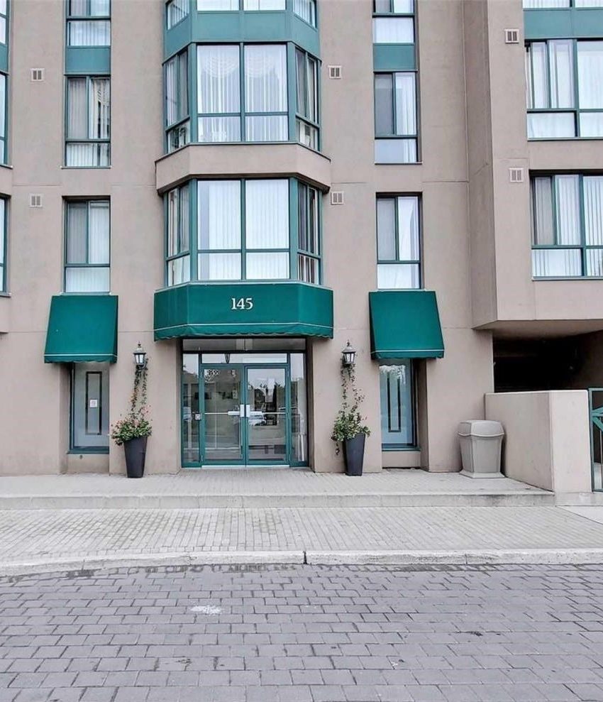 carlyles-145-hillcrest-ave-condos-mississauga-front-entry