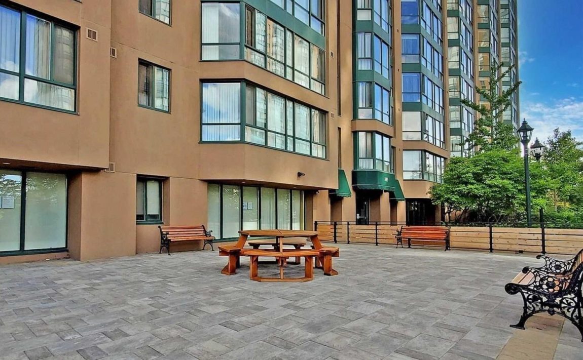 carlyles-145-hillcrest-ave-condos-mississauga-outdoor-terrace