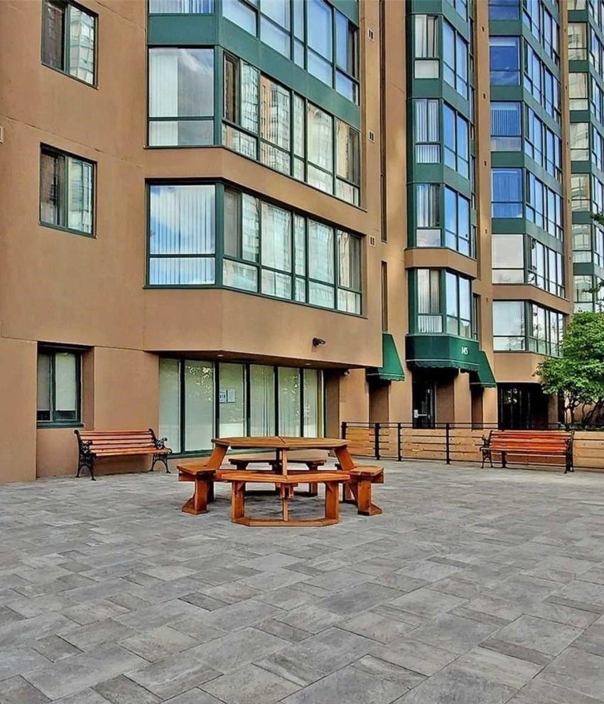 carlyles-145-hillcrest-ave-condos-mississauga-outdoor-terrace