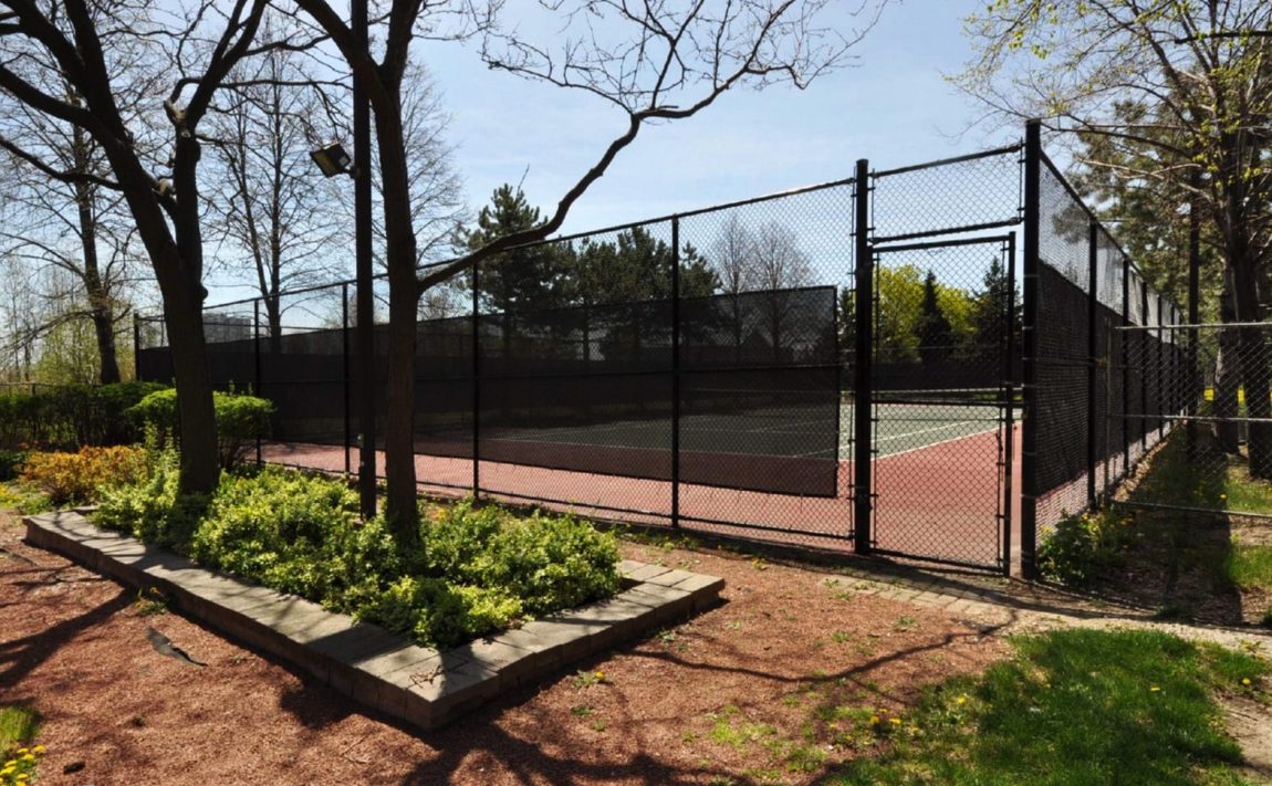 centre-i-condos-350-rathburn-rd-w-mississauga-amenities-tennis-court