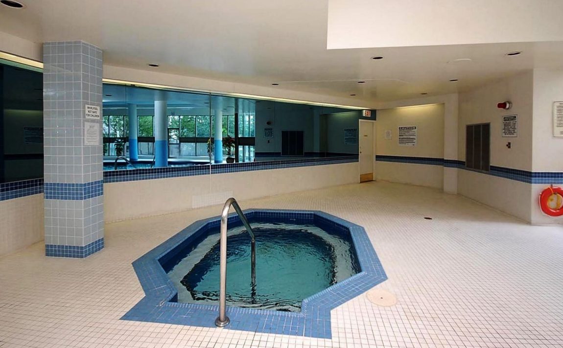 centre-i-condos-350-rathburn-rd-w-mississauga-indoor-hot-tub