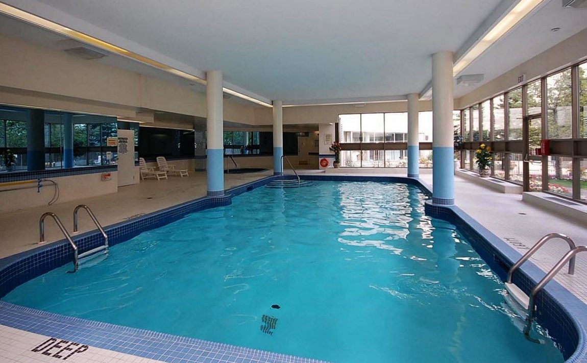 centre-i-condos-350-rathburn-rd-w-mississauga-indoor-pool