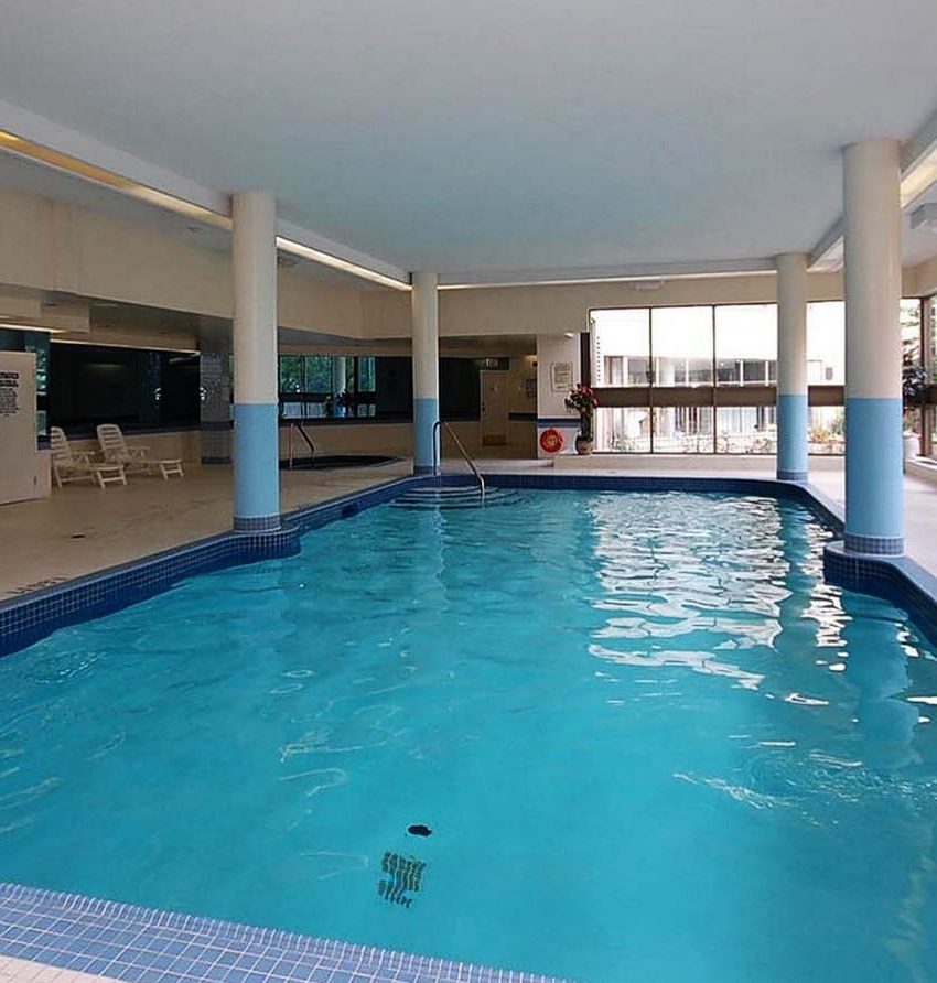 centre-i-condos-350-rathburn-rd-w-mississauga-indoor-pool