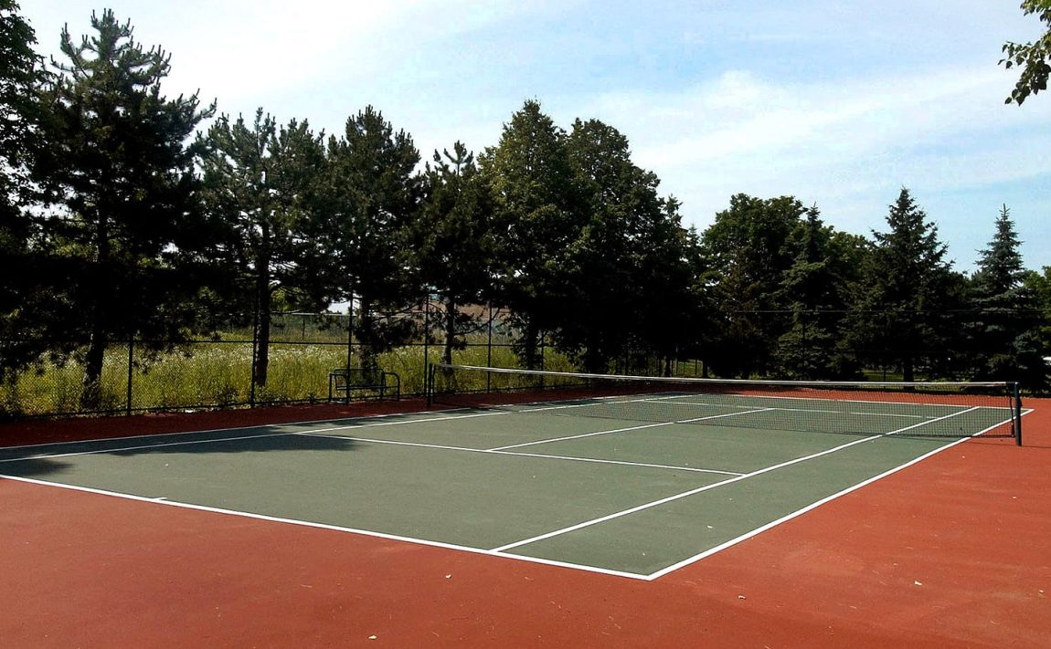 centre-i-condos-350-rathburn-rd-w-mississauga-outdoor-tennis-court