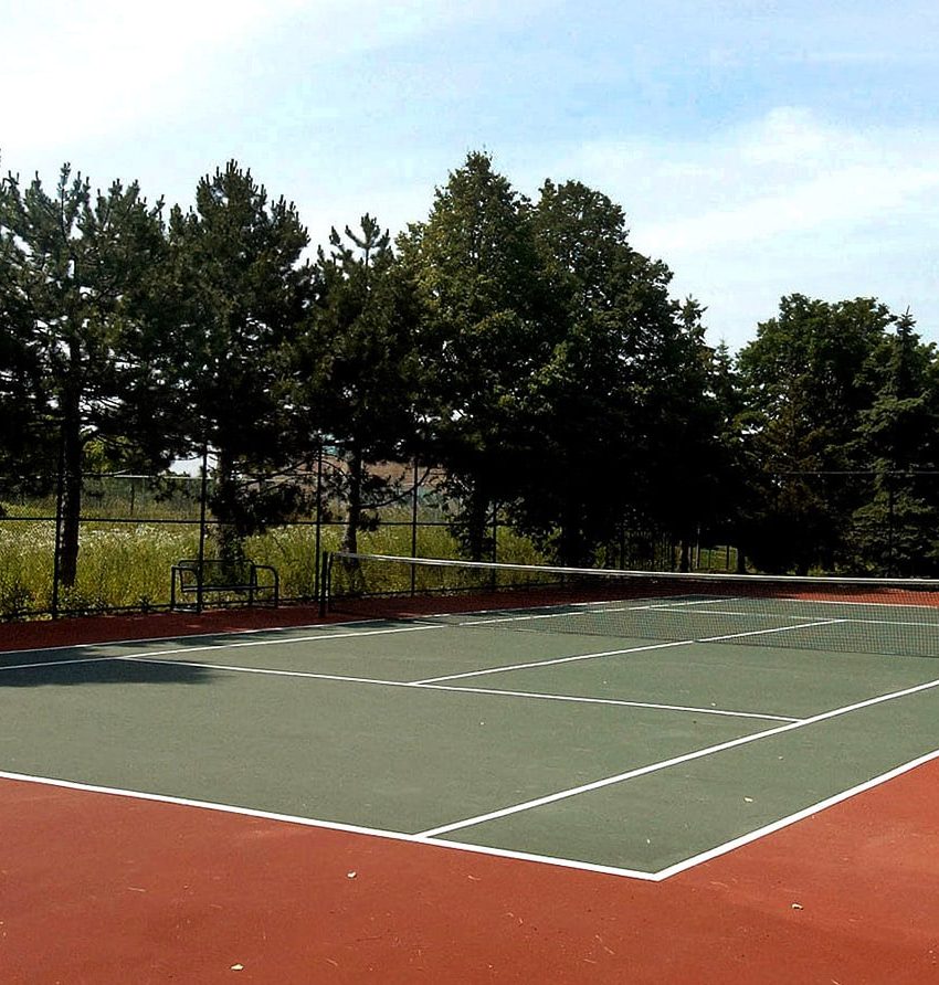 centre-i-condos-350-rathburn-rd-w-mississauga-outdoor-tennis-court