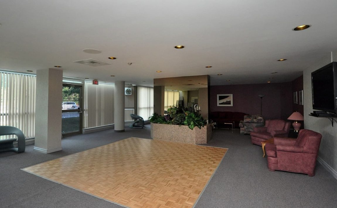 centre-i-condos-350-rathburn-rd-w-mississauga-party-room