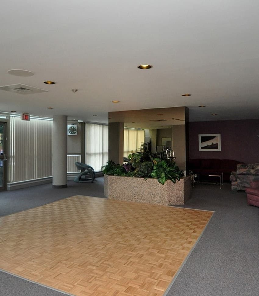 centre-i-condos-350-rathburn-rd-w-mississauga-party-room