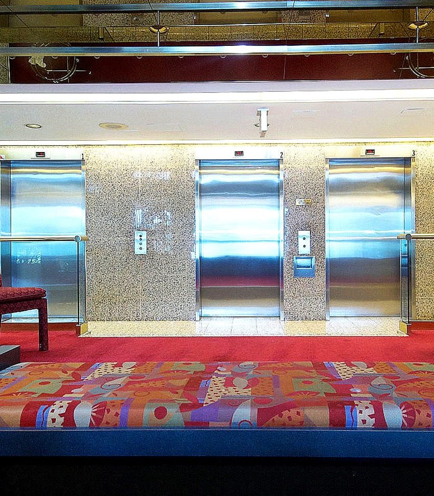 centre-ii-condos-330-rathburn-rd-w-mississauga-elevator-lobby