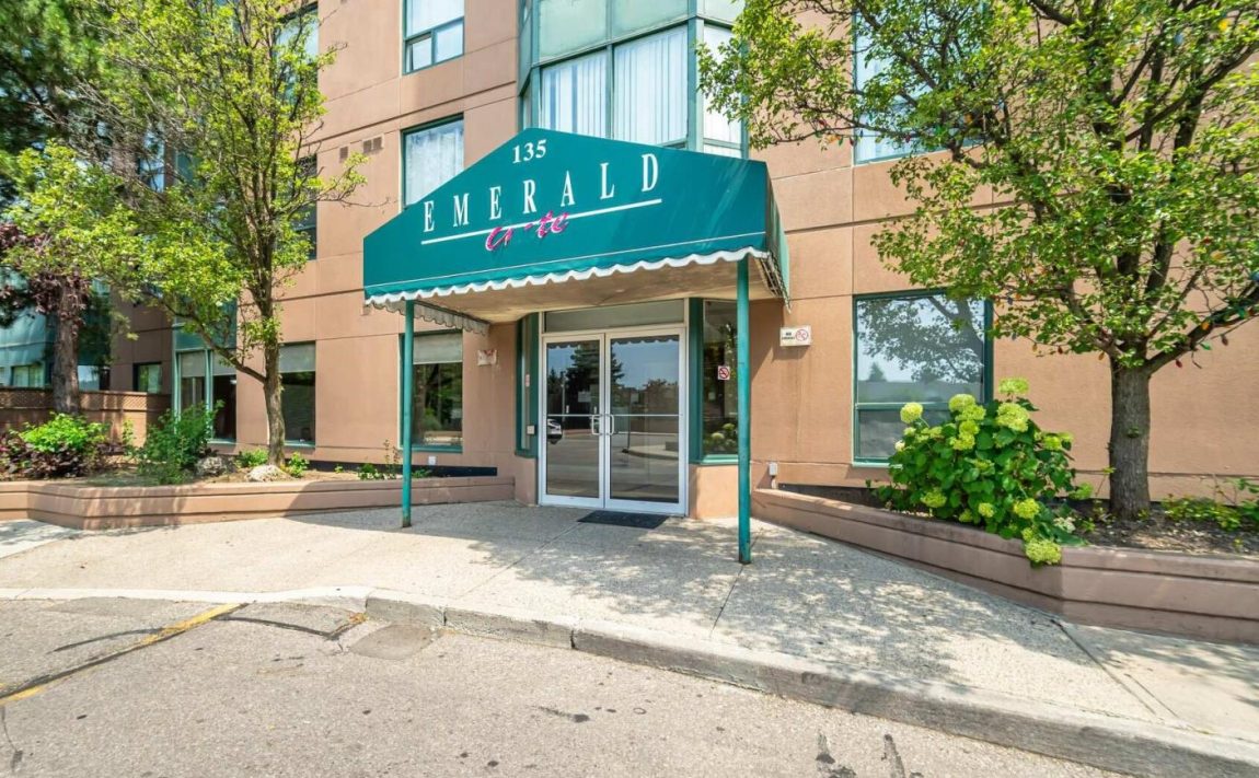 emerald-gate-135-hillcrest-ave-condos-mississauga-front-entry