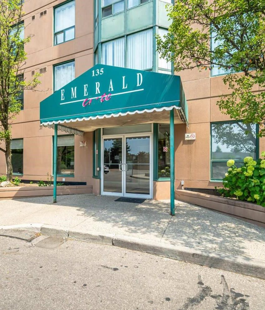 emerald-gate-135-hillcrest-ave-condos-mississauga-front-entry