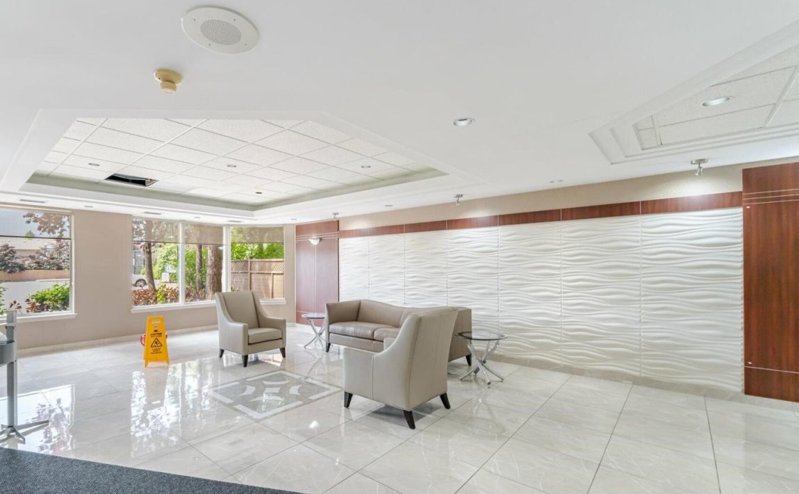 emerald-gate-135-hillcrest-ave-condos-mississauga-lobby-concierge