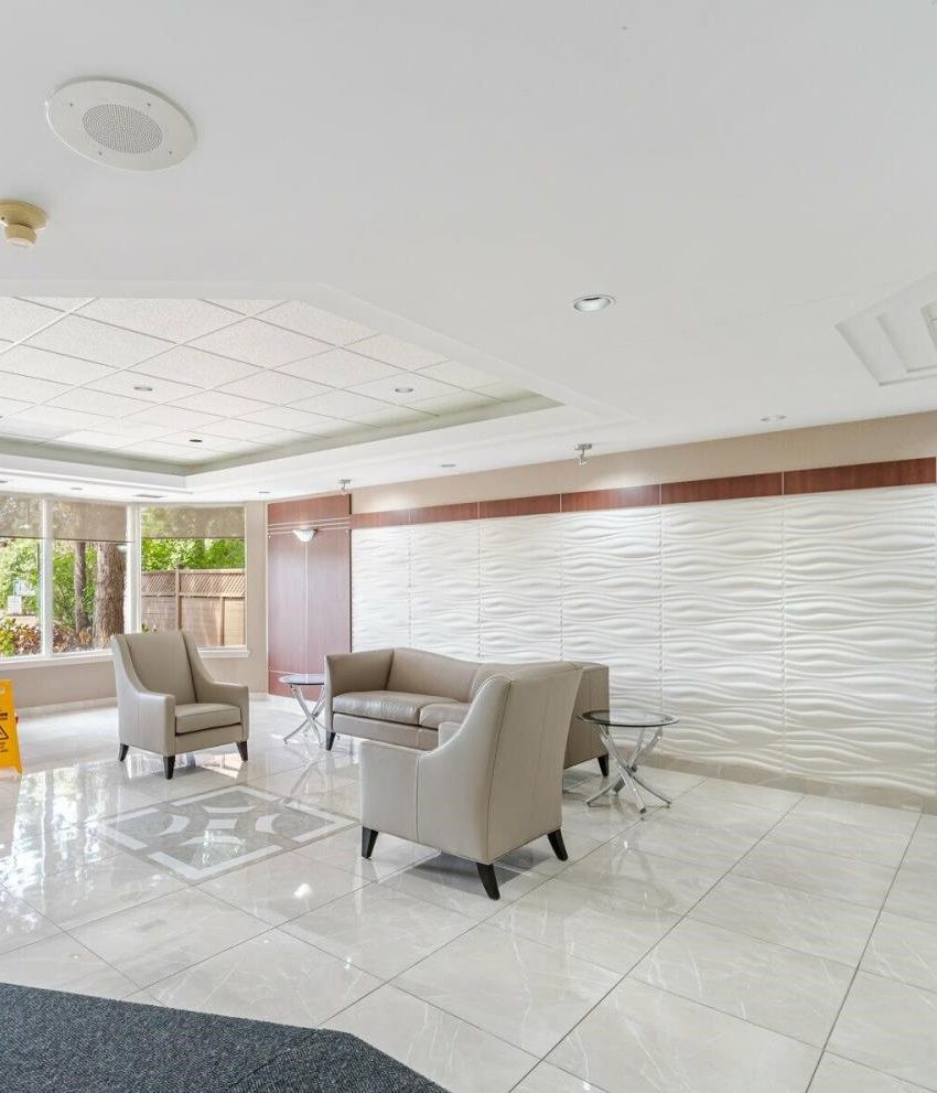 emerald-gate-135-hillcrest-ave-condos-mississauga-lobby-concierge