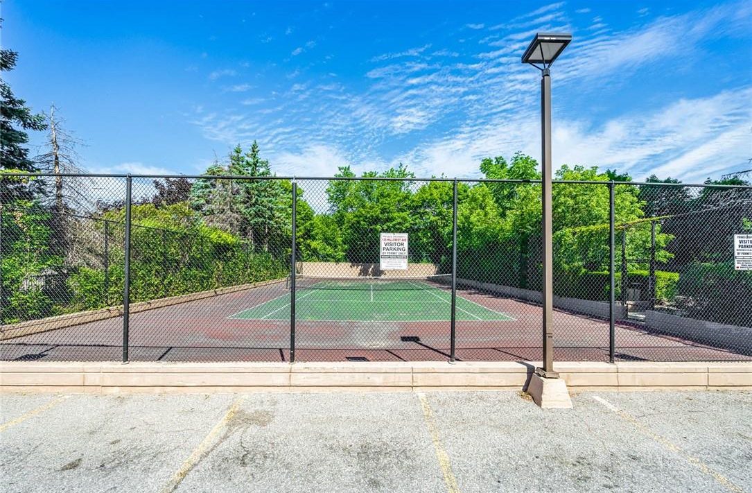 emerald-gate-135-hillcrest-ave-condos-mississauga-outdoor-tennis-court