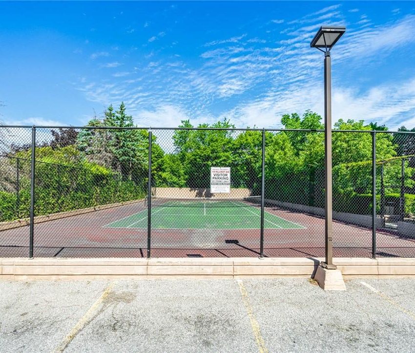 emerald-gate-135-hillcrest-ave-condos-mississauga-outdoor-tennis-court