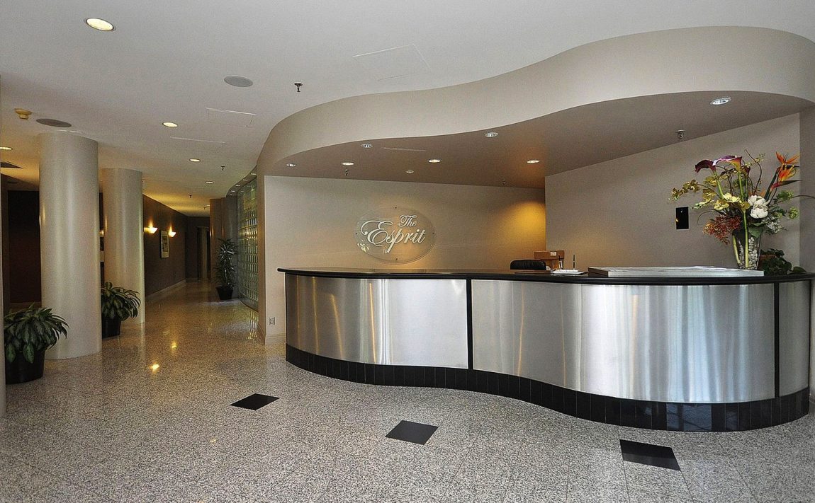 esprit-condo-50-eglinton-ave-w-mississauga-concierge-front-lobby