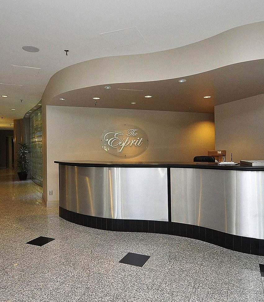 esprit-condo-50-eglinton-ave-w-mississauga-concierge-front-lobby