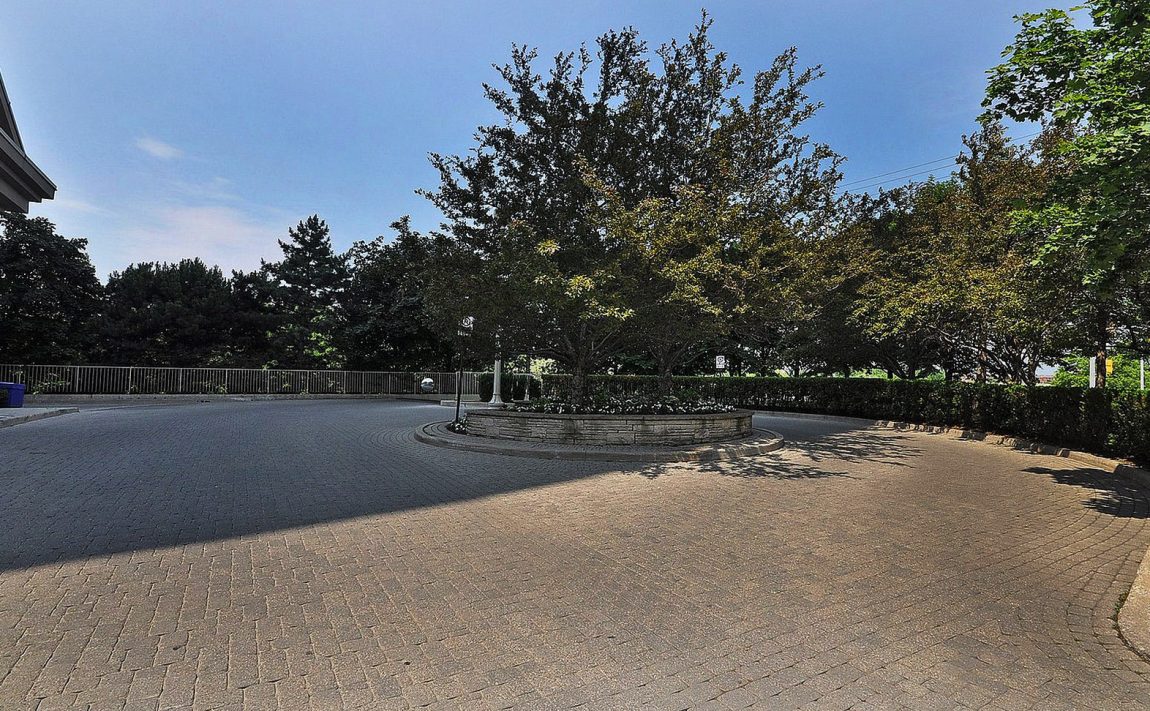 esprit-condo-50-eglinton-ave-w-mississauga-driveway