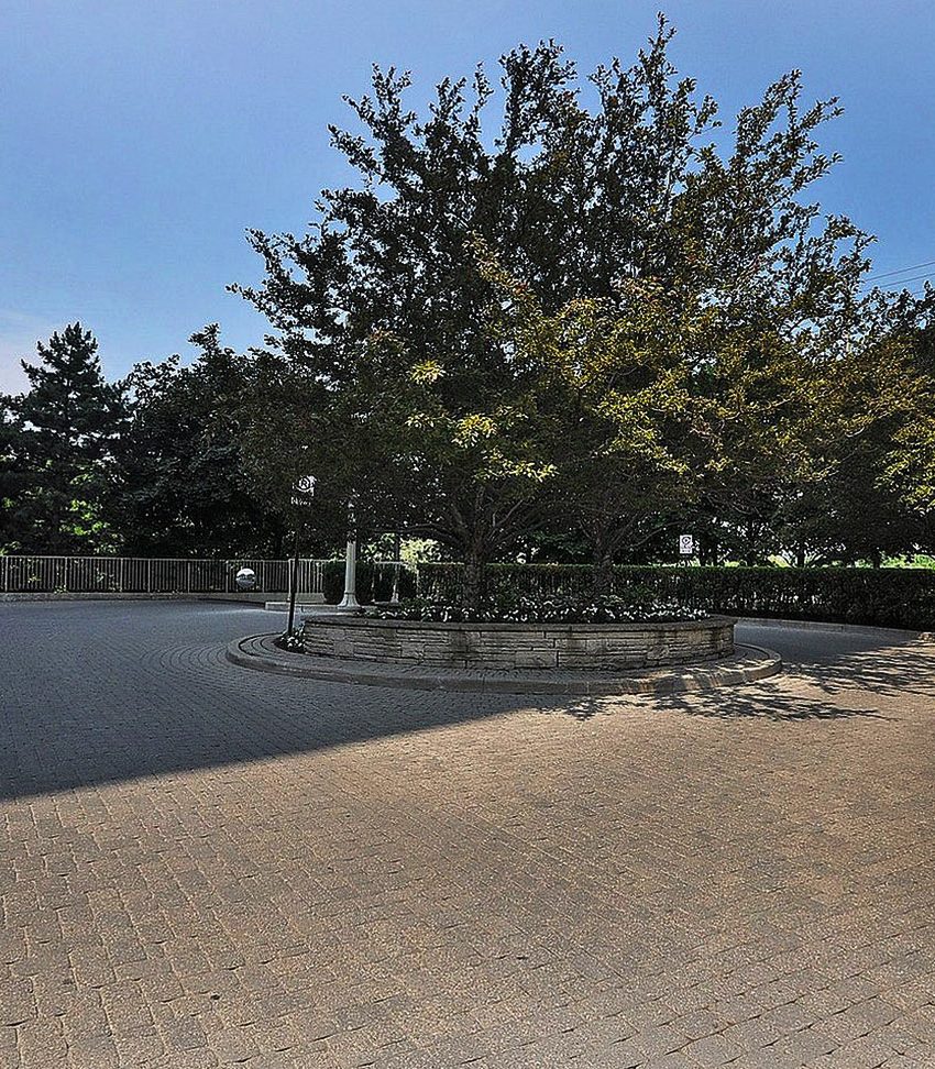 esprit-condo-50-eglinton-ave-w-mississauga-driveway