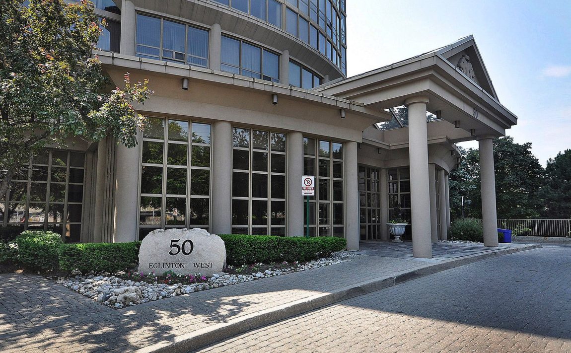 esprit-condo-50-eglinton-ave-w-mississauga-front-entrance