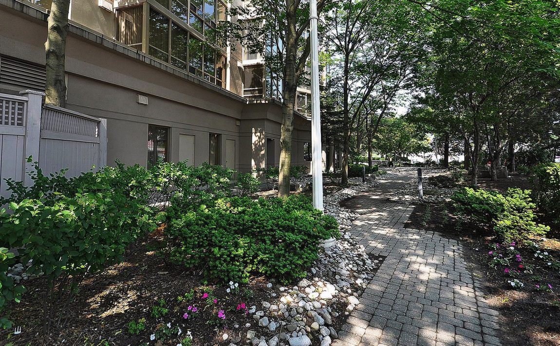 esprit-condo-50-eglinton-ave-w-mississauga-outdoor-paths