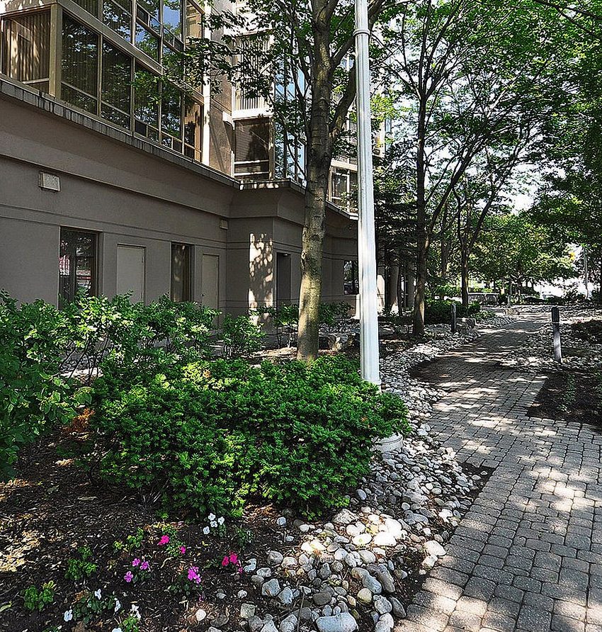 esprit-condo-50-eglinton-ave-w-mississauga-outdoor-paths