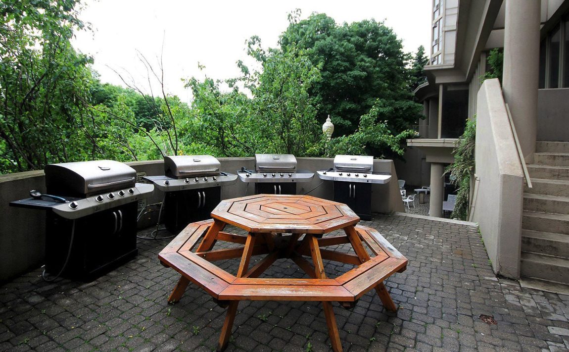 esprit-condo-50-eglinton-ave-w-mississauga-outdoor-terrace-bbqs